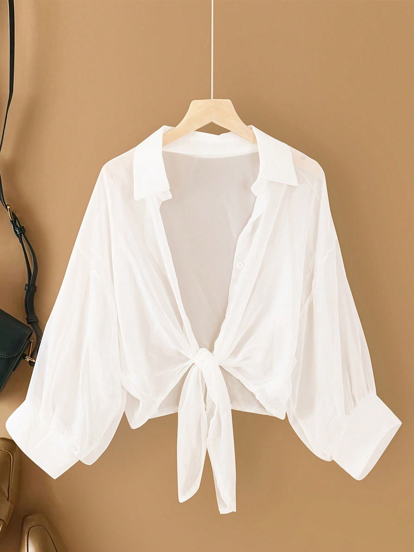 Blusa feminina de praia com amarre frontal Lilian. Plus Size