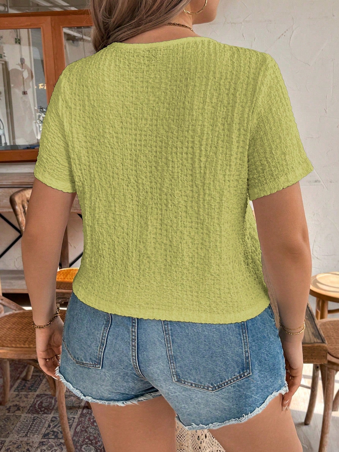 Blusa feminina casual enrugada gola V Trina. Plus Size