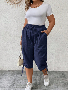 Calça feminina tipo capri com ajuste lateral Fausta. Plus Size