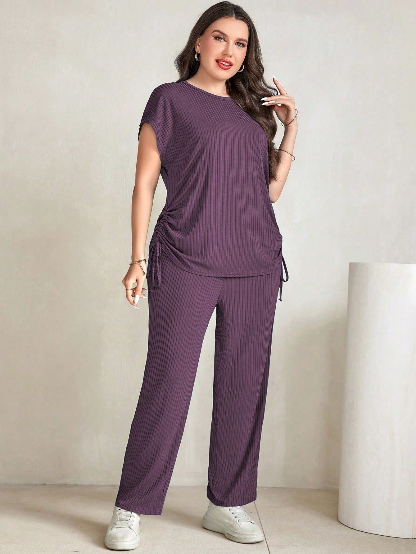 Conjunto Feminino Blusa com detalhe de cordão ao lado e calça Amy. Plus Size