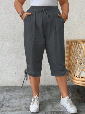 Calça feminina tipo capri com ajuste lateral Fausta. Plus Size