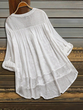 Camisa feminina branca casual com detalhes bordados e manga longa Alicia. Plus Size