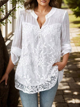 Camisa feminina branca casual com detalhes bordados e manga longa Alicia. Plus Size