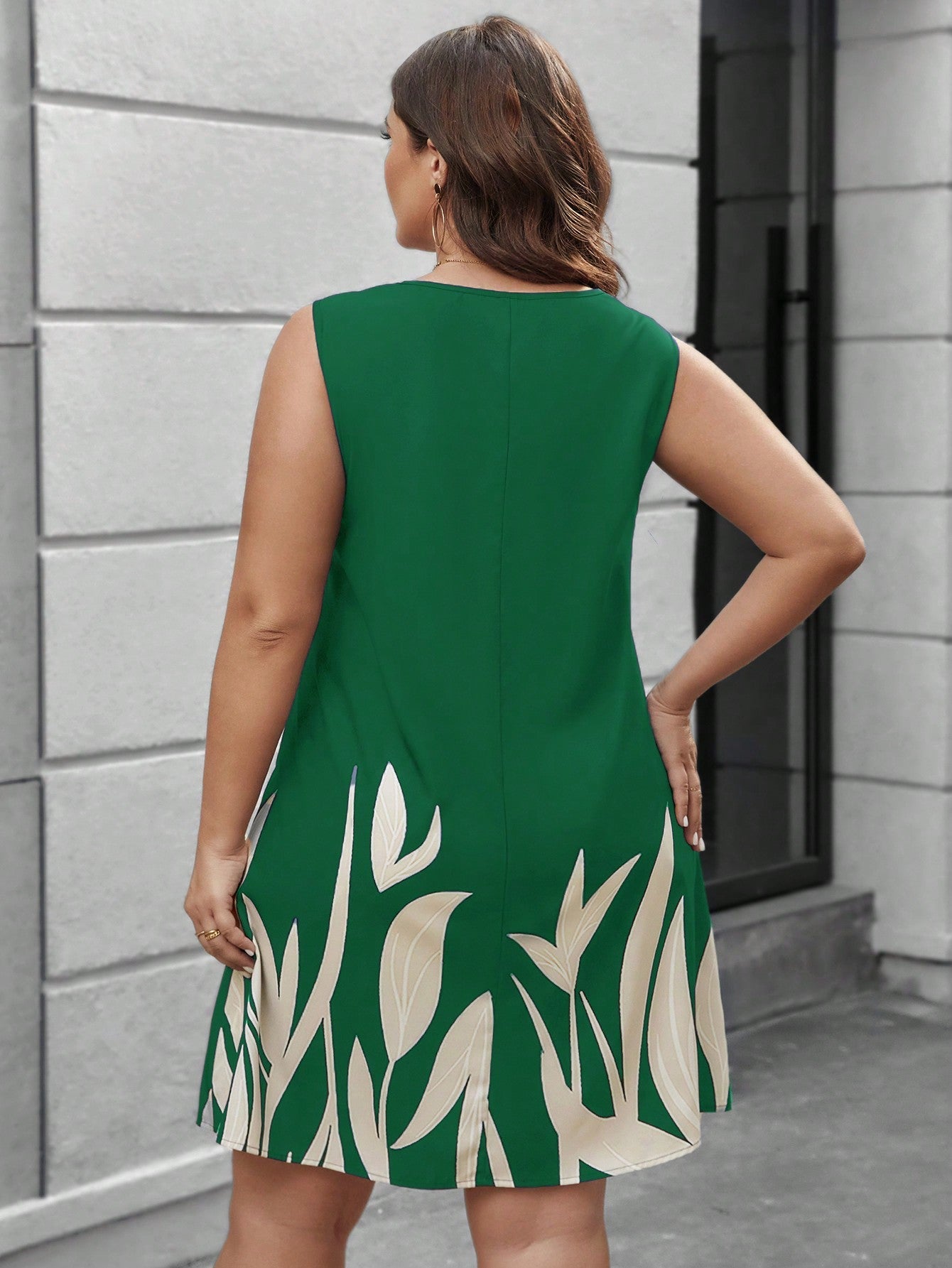 Vestido Feminino com estampa de plantas e detalhe na gola V Lilibeth. Plus Size