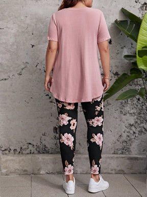 Conjunto Feminino de blusa manga curta e calça com estampa florido. Plus Size