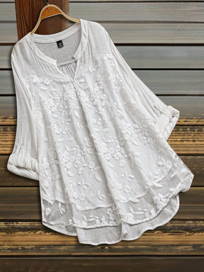 Camisa feminina branca casual com detalhes bordados e manga longa Alicia. Plus Size